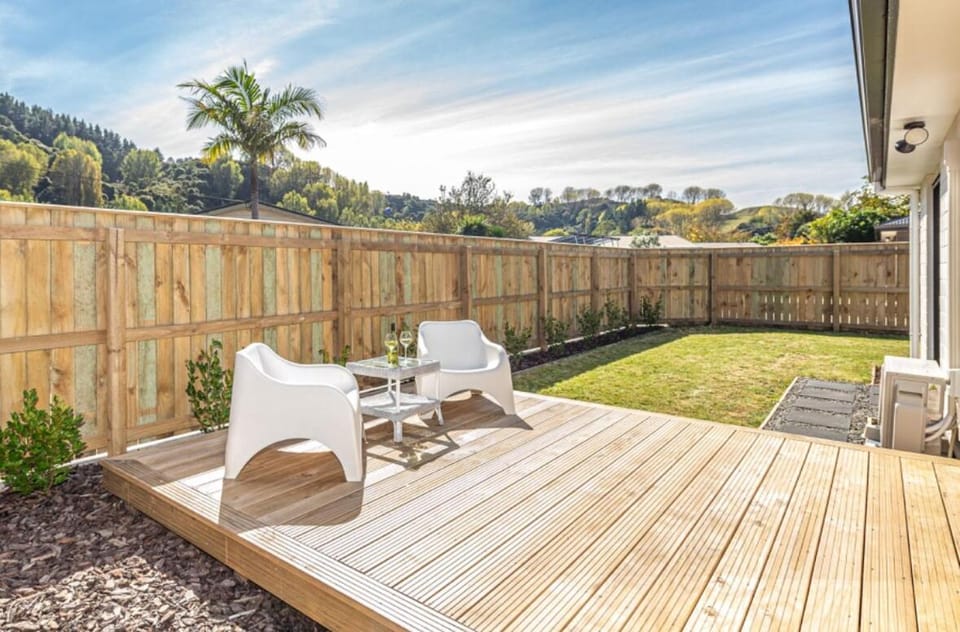 Peaceful Modern Stay with Deck facing the hills House in Whanganui