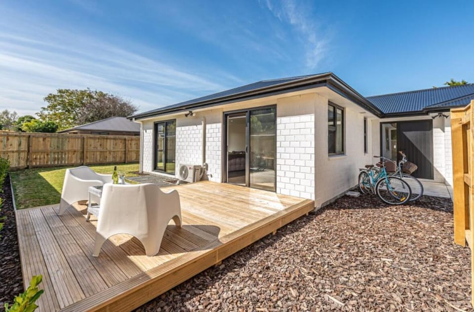 Peaceful Modern Stay with Deck facing the hills House in Whanganui
