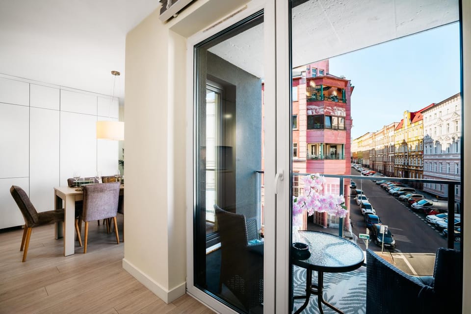 Balcony/Terrace, Street view