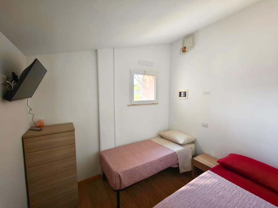 TV and multimedia, Photo of the whole room, Bedroom
