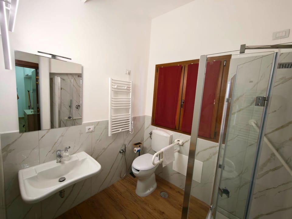 Shower, Toilet, Bathroom, towels