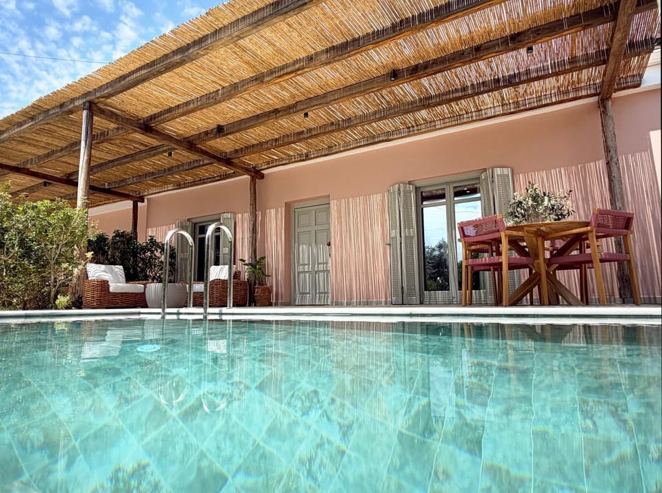 Mountain view, Pool view, Pool view, Swimming pool, Inner courtyard view, Parking