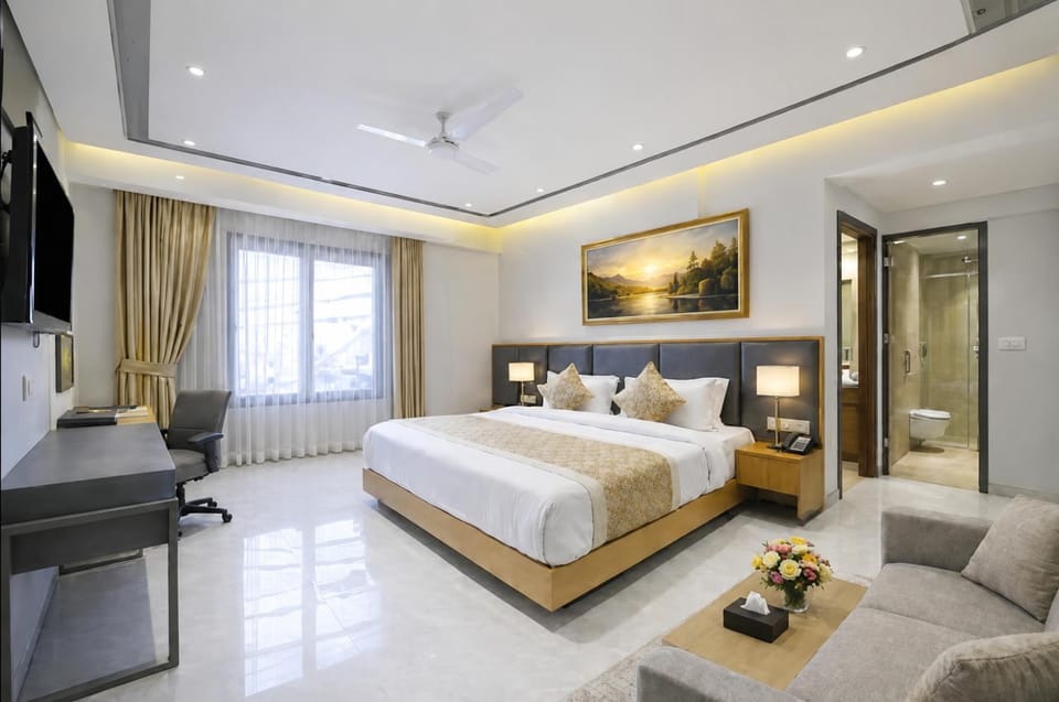 Bed, TV and multimedia, Living room, Photo of the whole room, Seating area, Bedroom