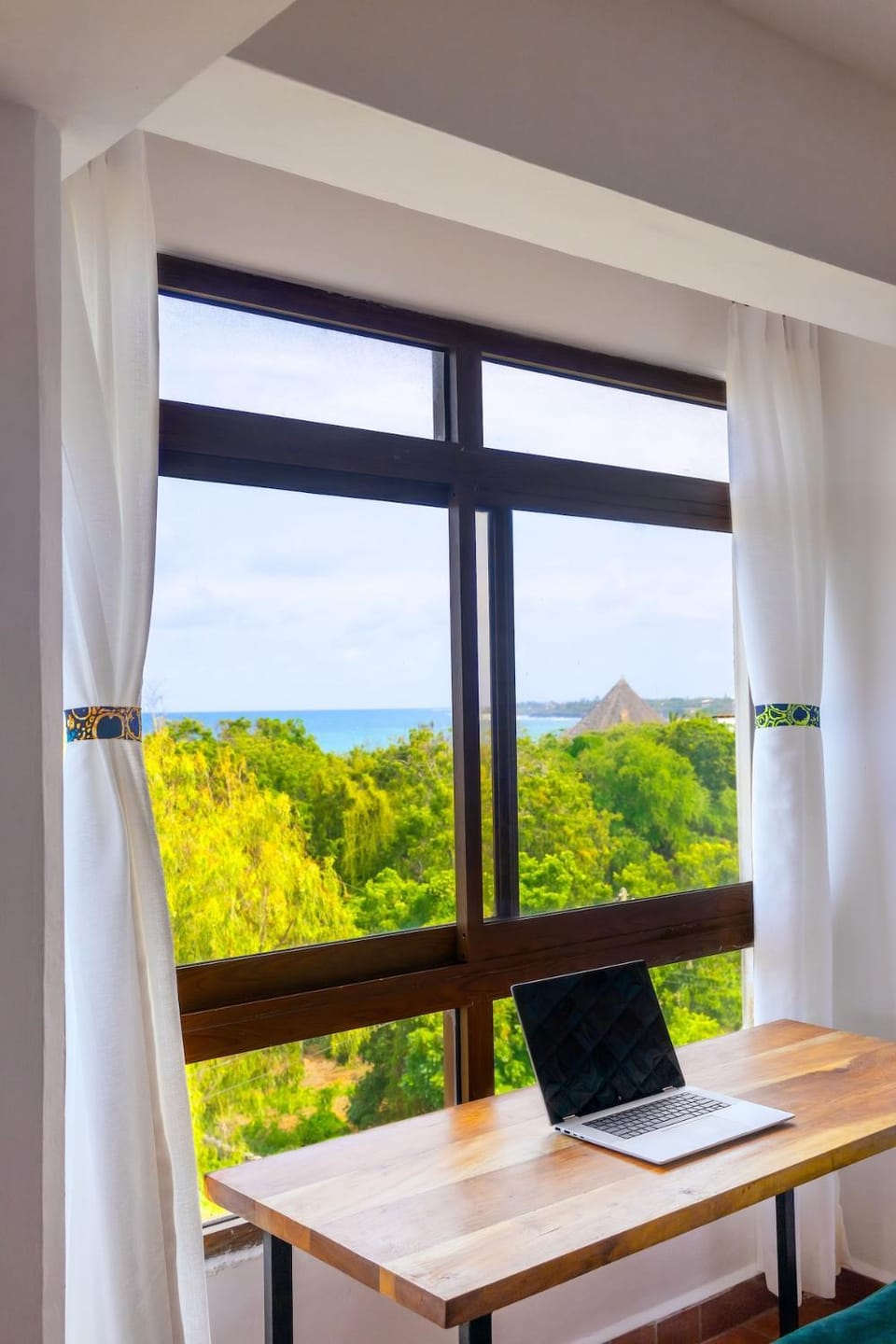 Ken's Apartment 5 Enjoy Ocean Views, Pool and AC Apartment in Kilifi, Kenya
