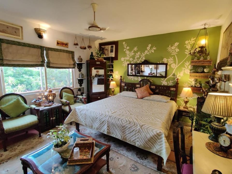 Bed, TV and multimedia, Living room, Photo of the whole room, Seating area, Bedroom, air conditioner