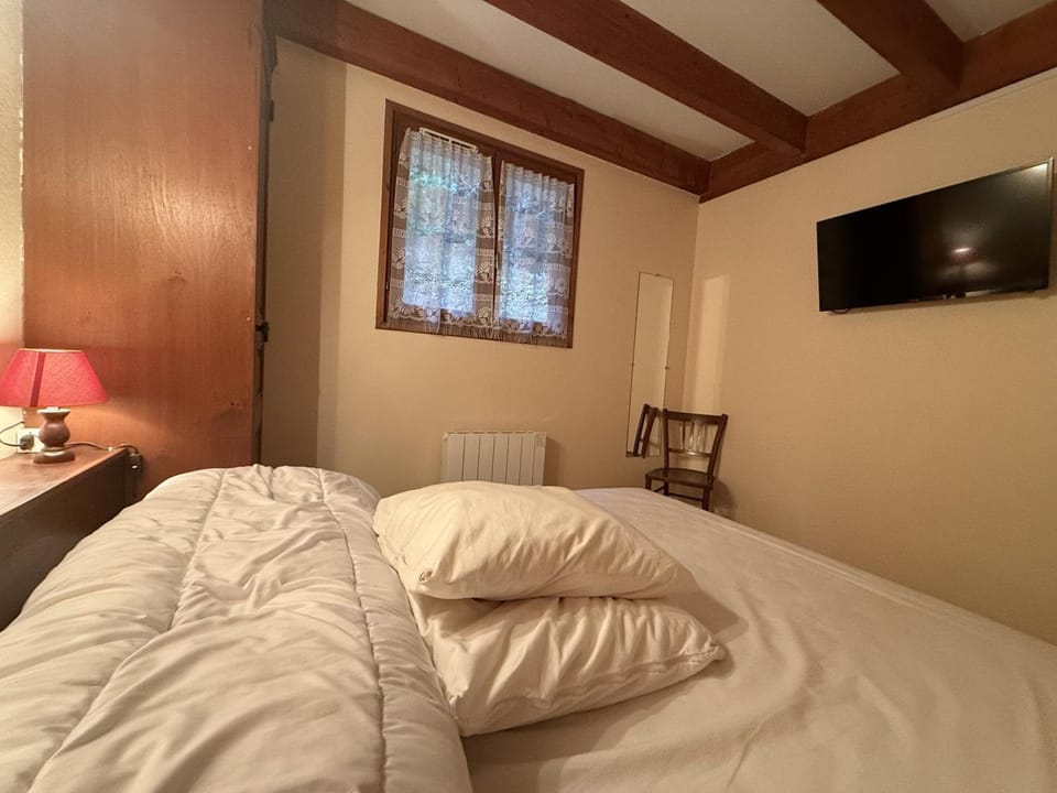 Bed, TV and multimedia, Photo of the whole room, Bedroom