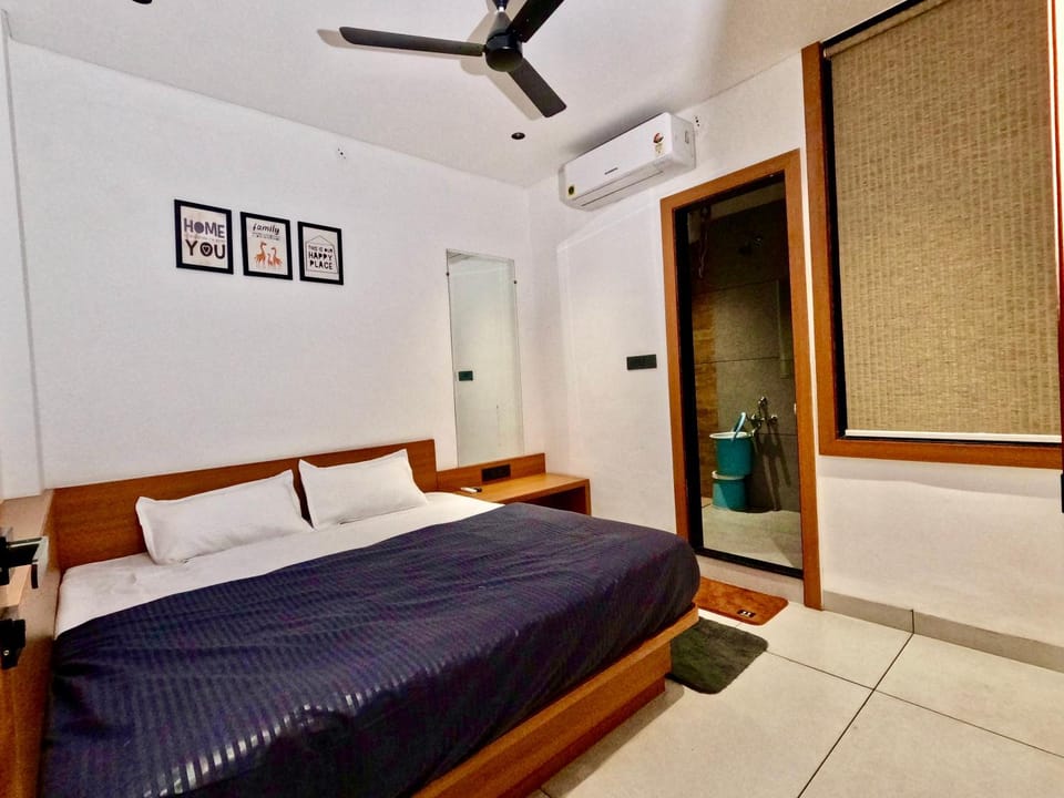 Bed, Photo of the whole room, Bedroom, air conditioner