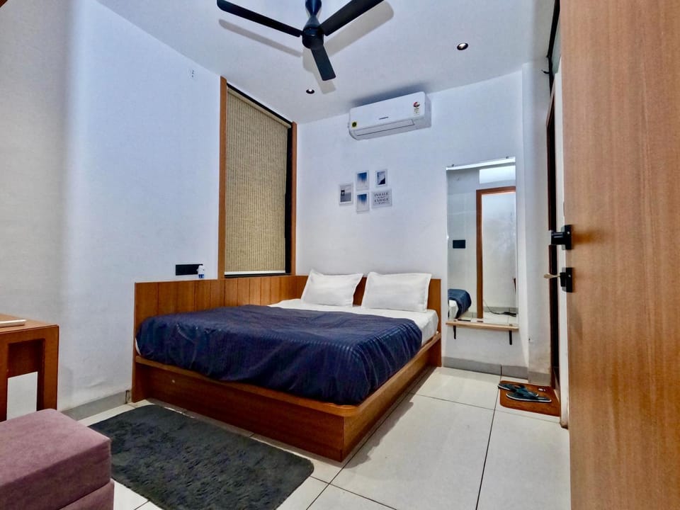 Photo of the whole room, Bedroom