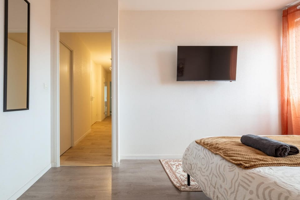 Bed, TV and multimedia, Bedroom