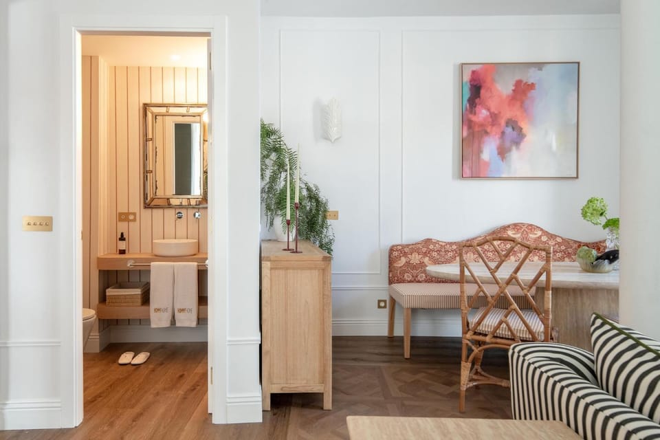 Toilet, Living room