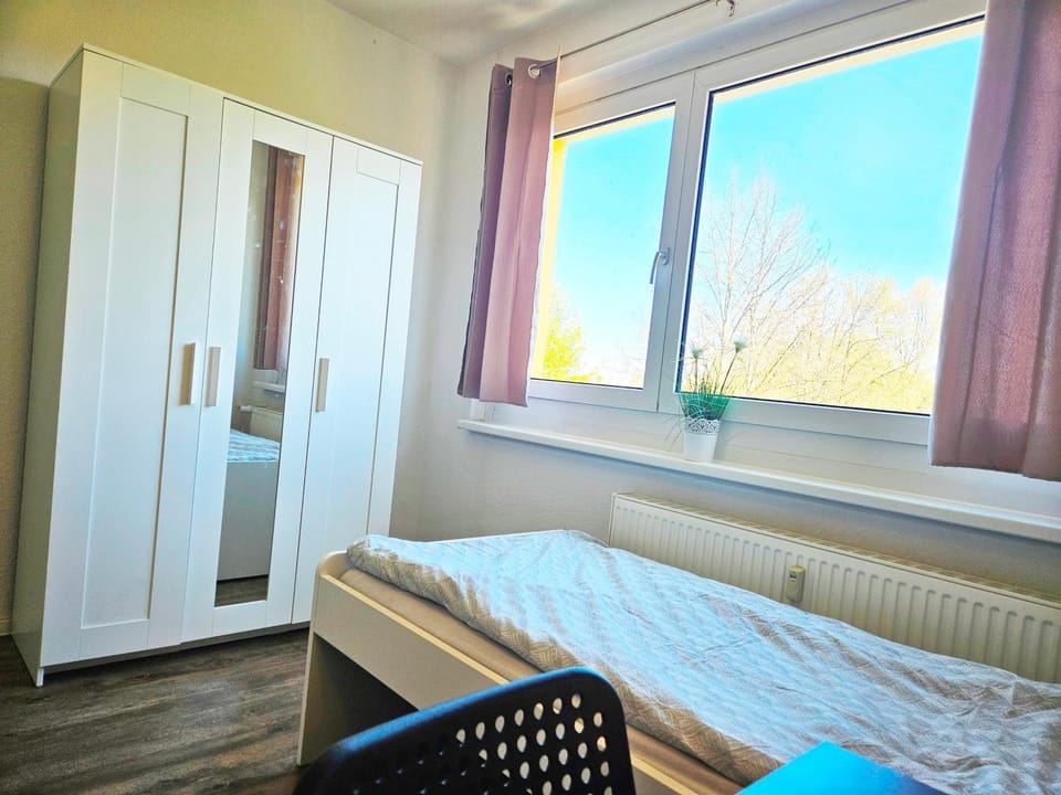 Photo of the whole room, Bedroom, wardrobe