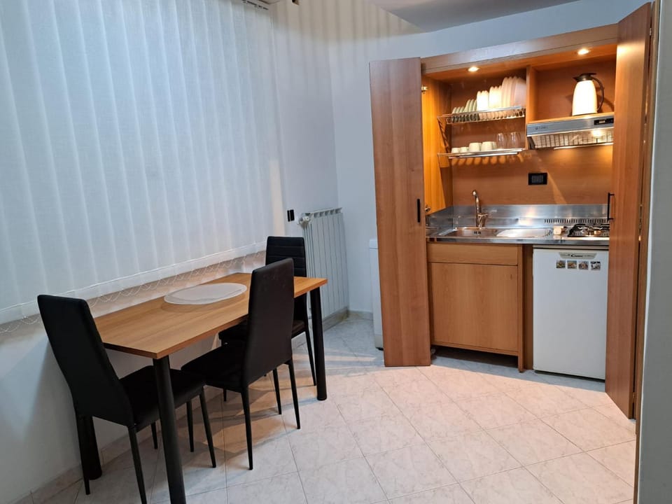 Kitchen or kitchenette, Kitchen or kitchenette, Photo of the whole room, Dining area, Communal kitchen, Lunch, minibar, oven, kitchen