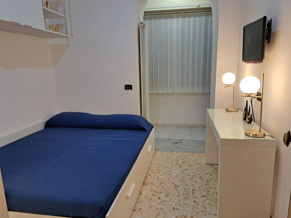 Bed, TV and multimedia, Living room, Photo of the whole room, Seating area, wardrobe
