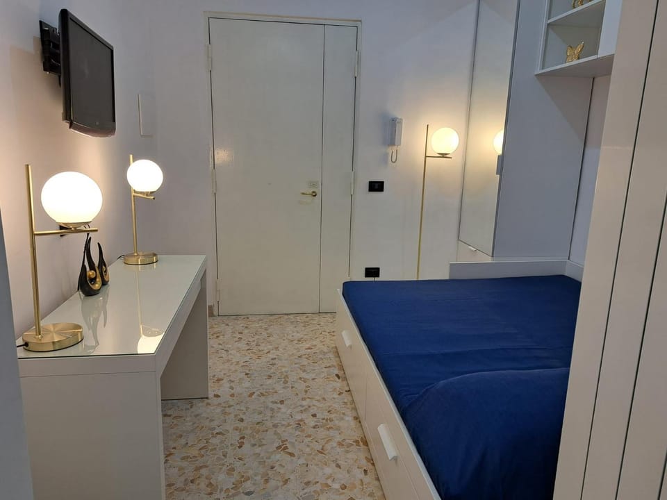 Bed, TV and multimedia, Living room, Photo of the whole room, Seating area, wardrobe