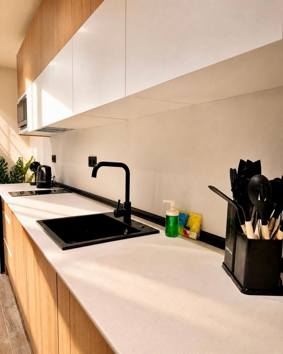 Coffee/tea facilities, Kitchen or kitchenette, stove