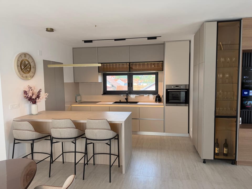 Kitchen or kitchenette, Dining area, oven