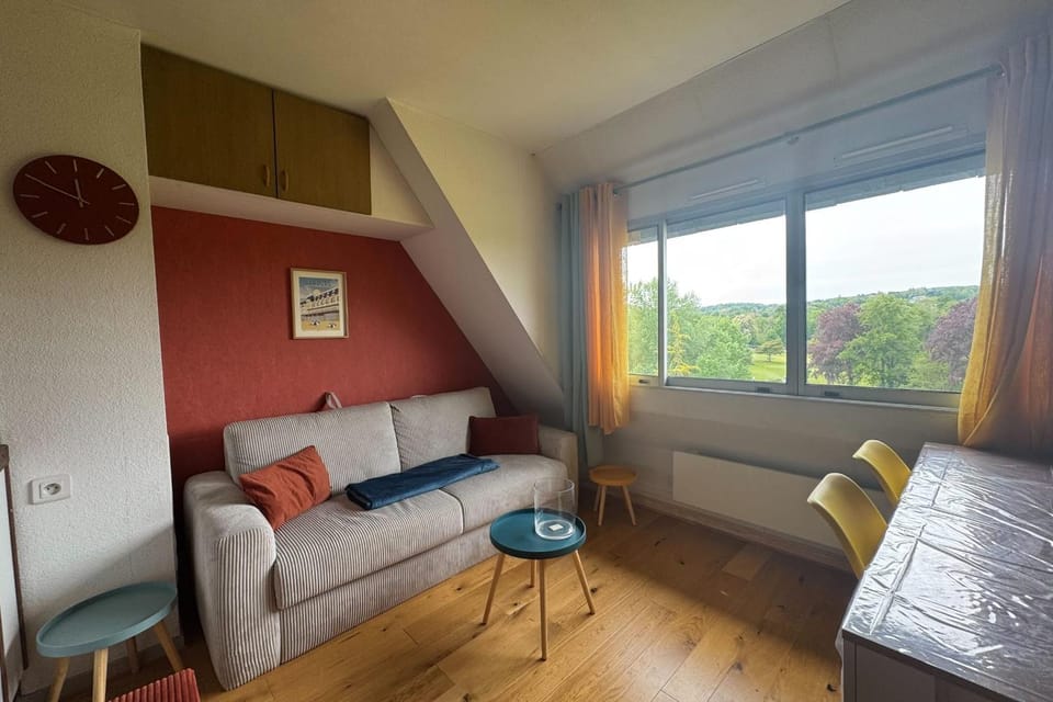 Cozy apartment with golf course views Apartment in Houlgate
