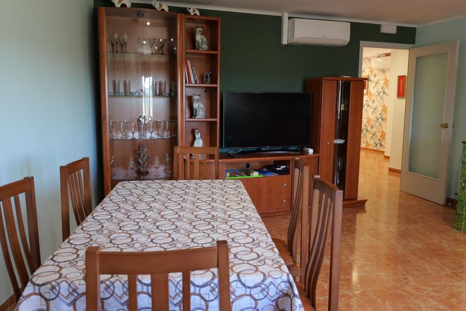 Communal lounge/ TV room, TV and multimedia, Photo of the whole room, Seating area, Dining area, Evening entertainment