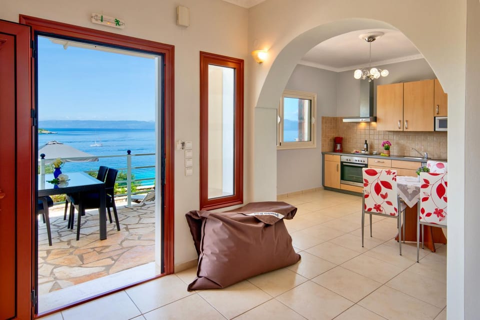Patio, View (from property/room), Balcony/Terrace, Kitchen or kitchenette, Seating area, Dining area, Sea view, Sea view, oven