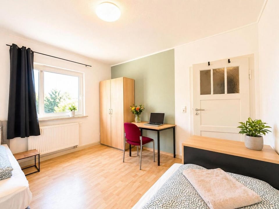Photo of the whole room, Bedroom, wardrobe