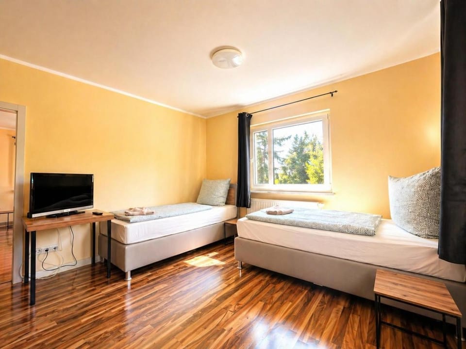 Bed, TV and multimedia, Bedroom