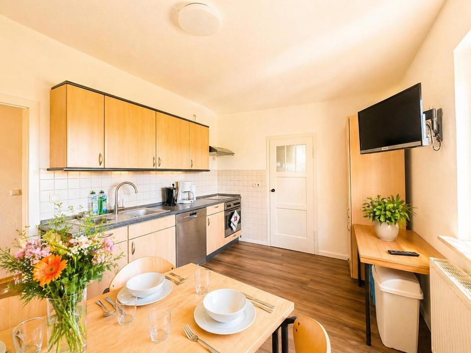 TV and multimedia, Kitchen or kitchenette, Dining area, dishwasher, oven, stove