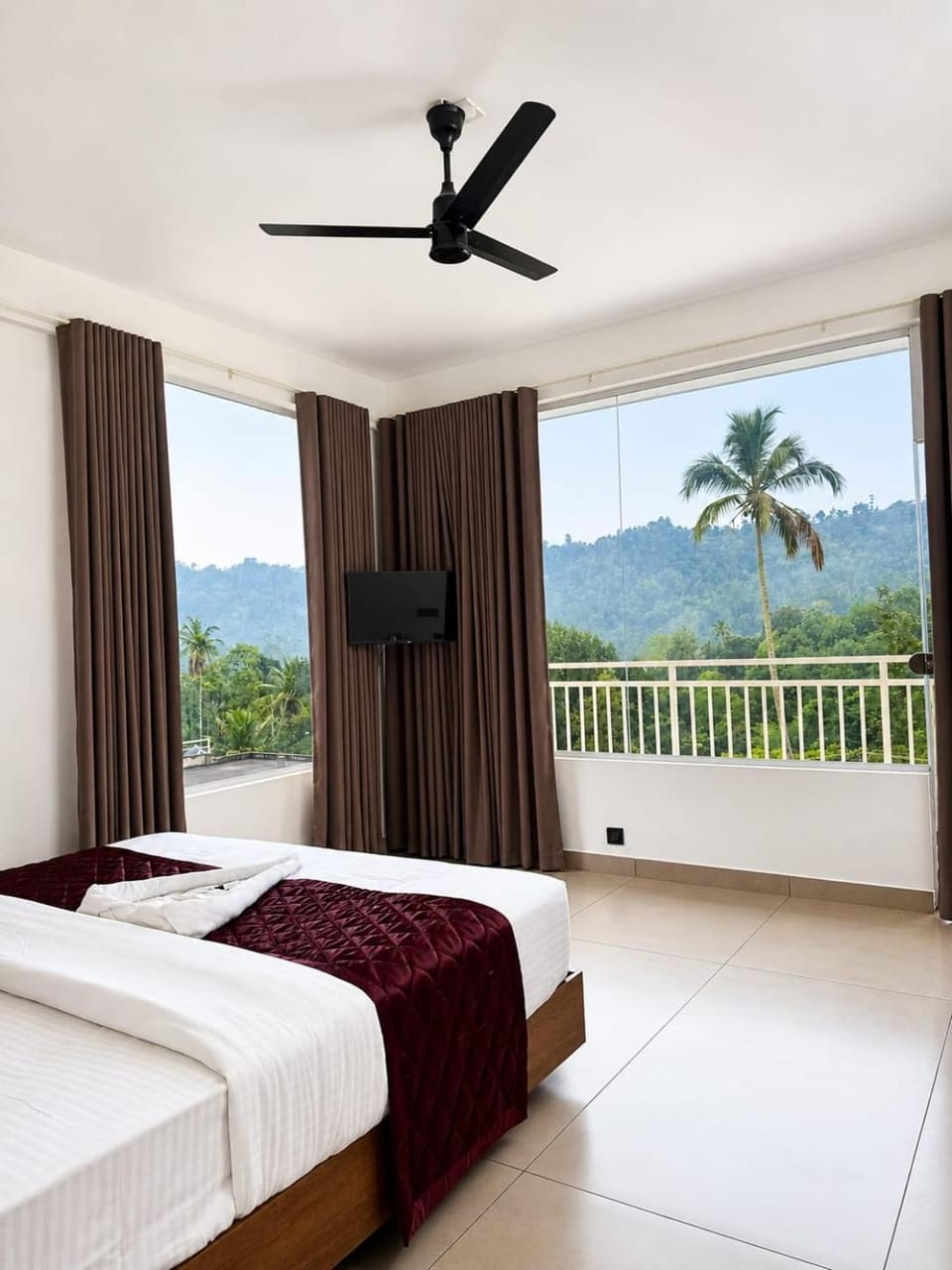 Bed, TV and multimedia, Bedroom