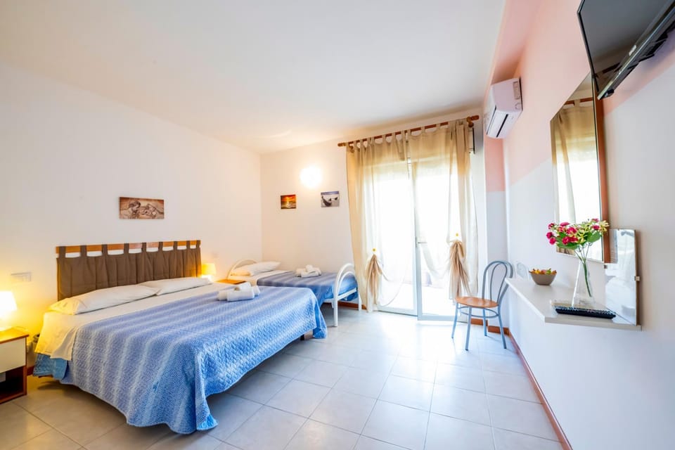 Bed, TV and multimedia, Photo of the whole room, Bedroom, towels, air conditioner