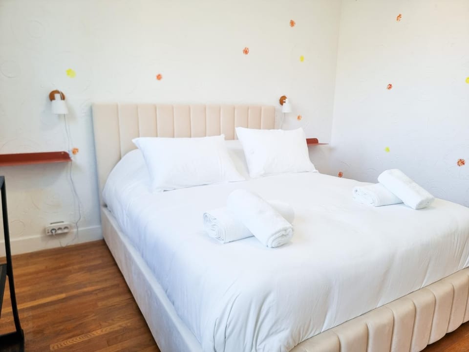 Bed, Photo of the whole room, Bedroom
