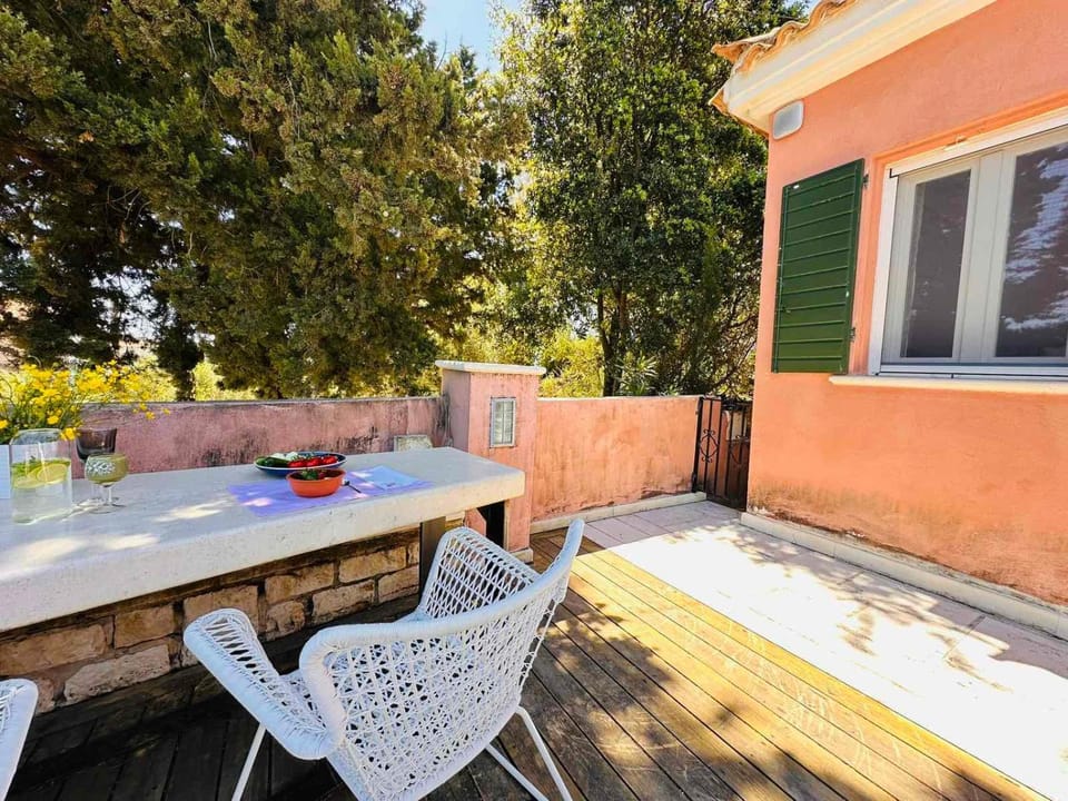 Property building, Balcony/Terrace, Dining area