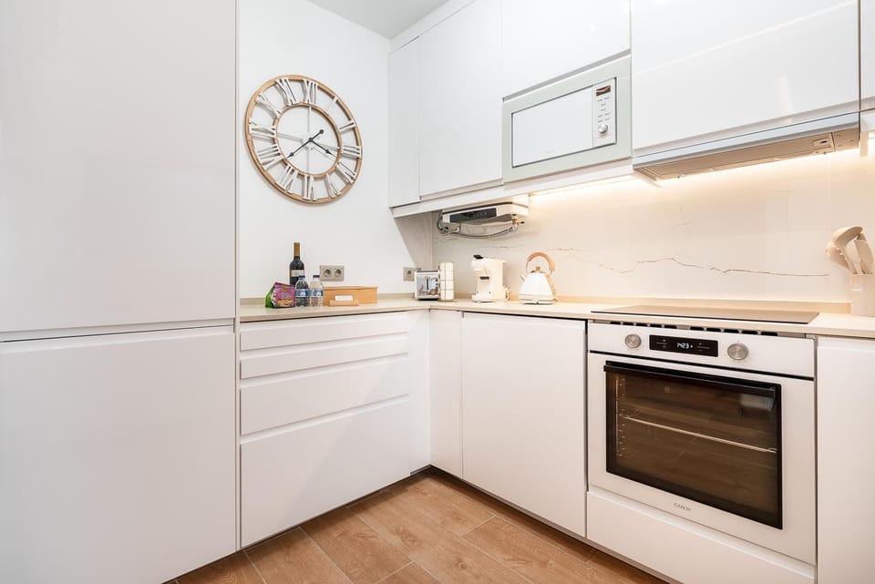 Coffee/tea facilities, Kitchen or kitchenette, dishwasher, oven, stove, toaster