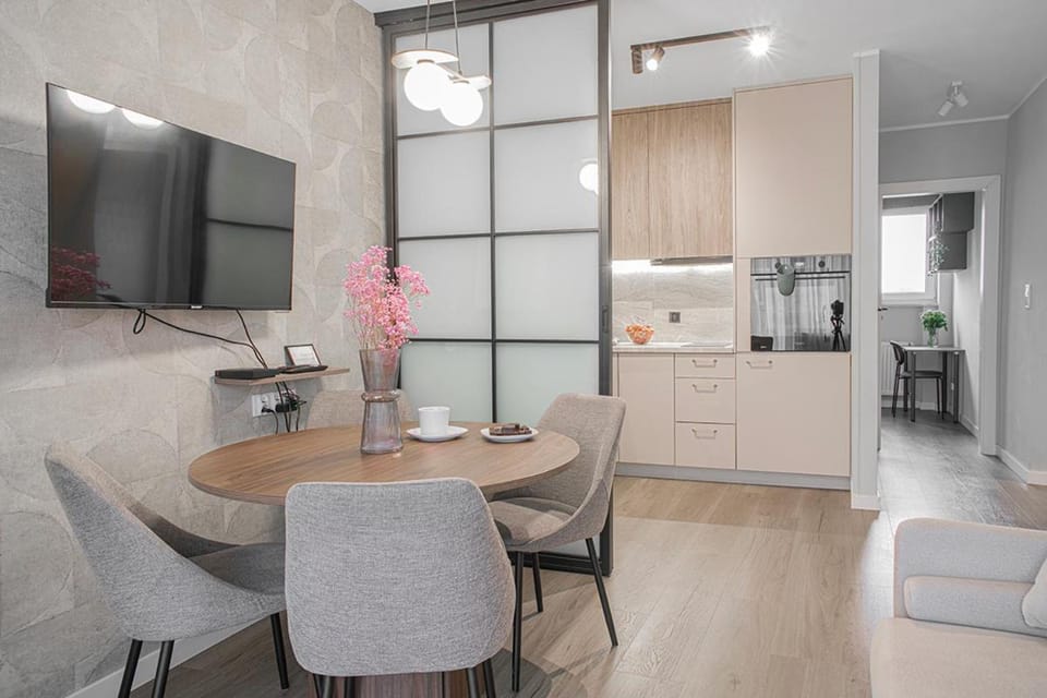 Kitchen or kitchenette, Dining area, oven, stove