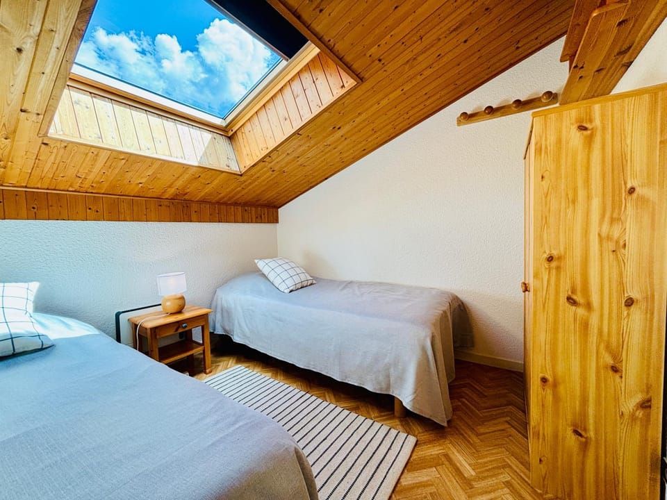 Photo of the whole room, Bedroom