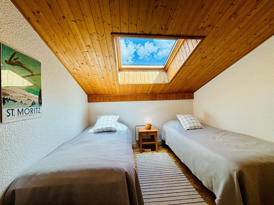Photo of the whole room, Bedroom