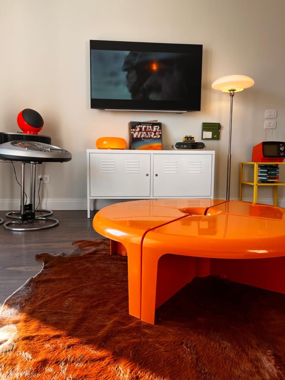 TV and multimedia, Living room, Seating area, Evening entertainment