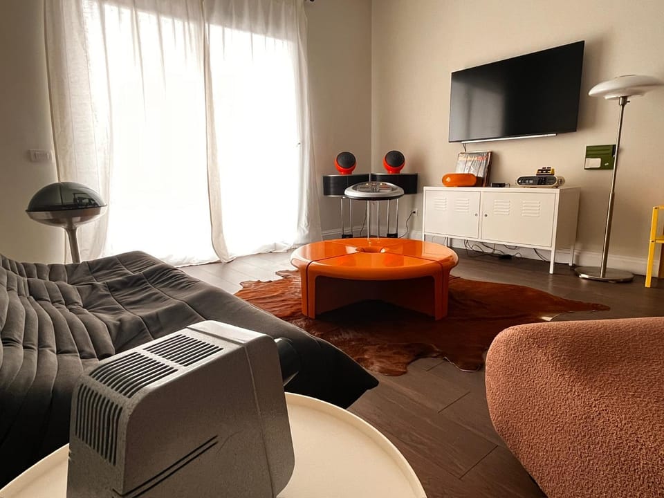 TV and multimedia, Living room, Seating area, Evening entertainment