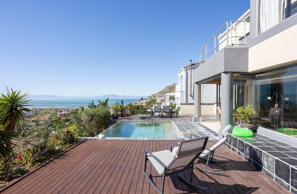 Peak Living with Pool, Views & indoor gas fireplace House in Cape Town