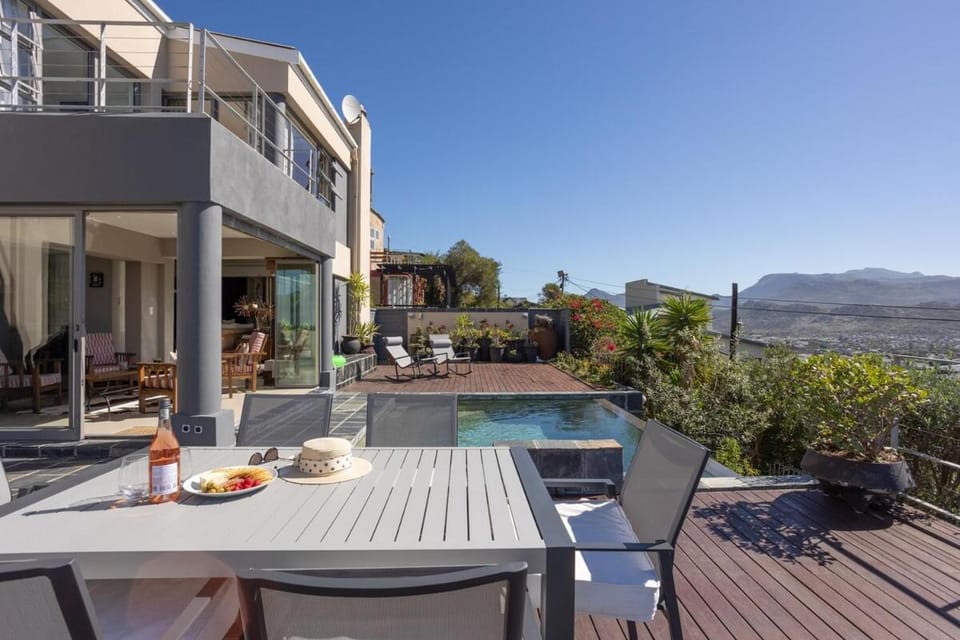 Peak Living with Pool, Views & indoor gas fireplace House in Cape Town