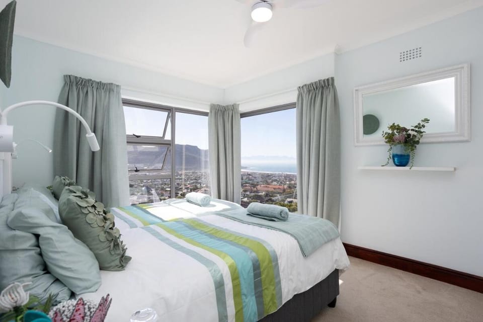 Peak Living with Pool, Views & indoor gas fireplace House in Cape Town
