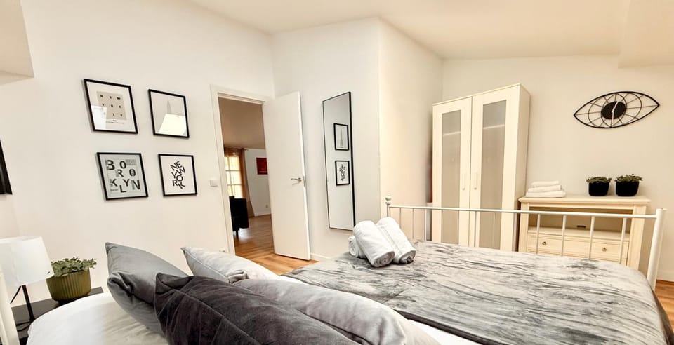 Bed, Photo of the whole room, Bedroom