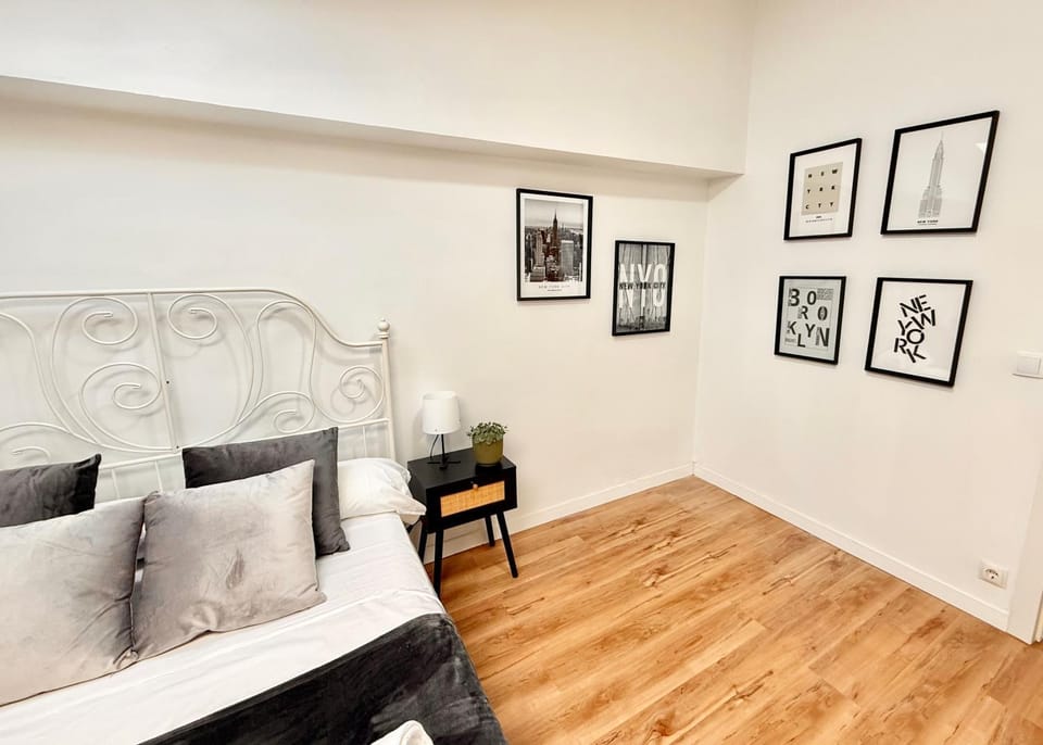 Bed, Photo of the whole room, Seating area, Bedroom