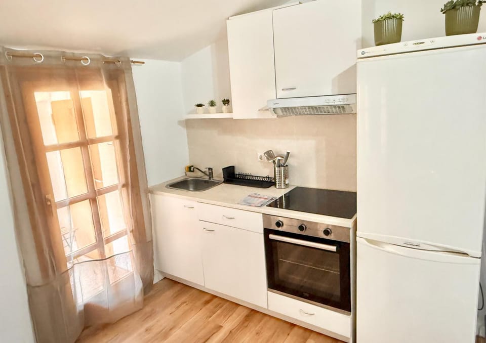 Kitchen or kitchenette, oven, stove