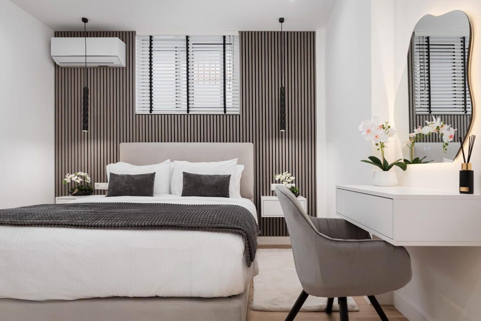 Bed, Photo of the whole room, Seating area, Bedroom, air conditioner