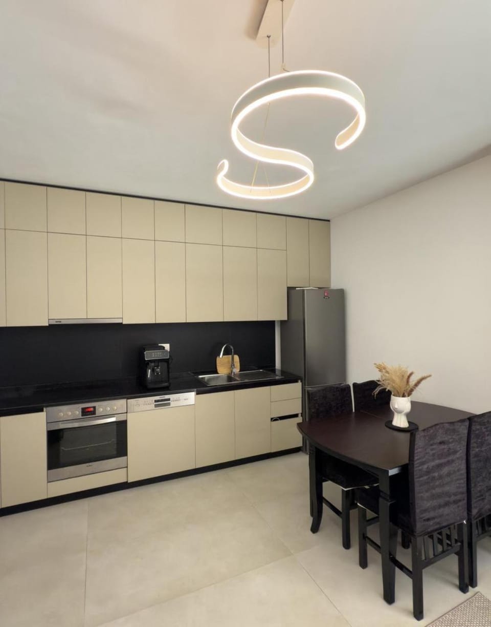 Coffee/tea facilities, Kitchen or kitchenette, Dining area, oven