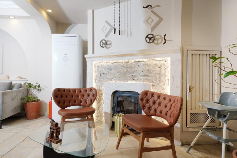 TV and multimedia, Kitchen or kitchenette, Living room, Seating area, Dining area