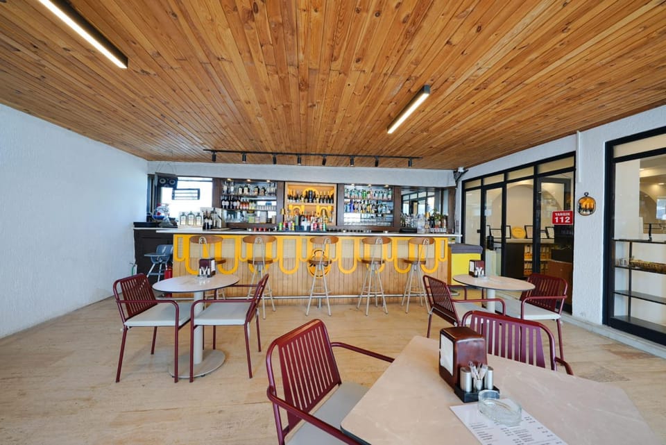 Restaurant/places to eat, Nightclub / DJ, Living room, Lounge or bar, Food and drinks, Banquet/Function facilities, Seating area, Drinks