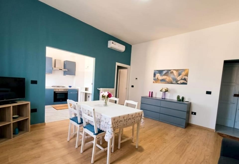 Kitchen or kitchenette, Living room, Seating area, Dining area, stove