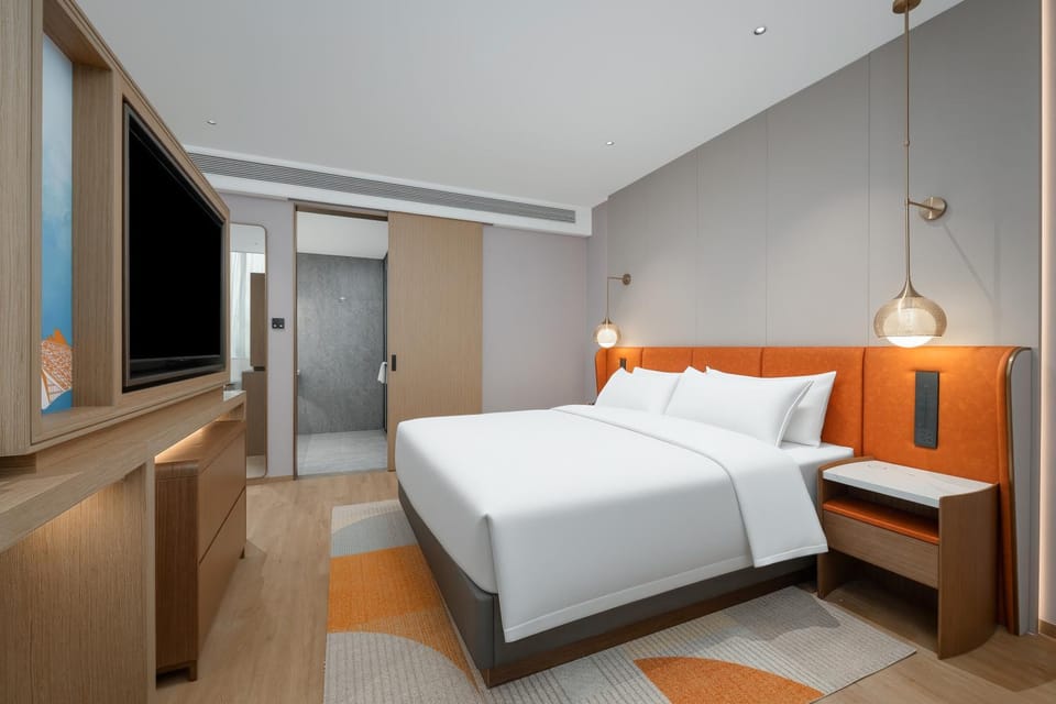 Bed, TV and multimedia, Seating area, Bedroom
