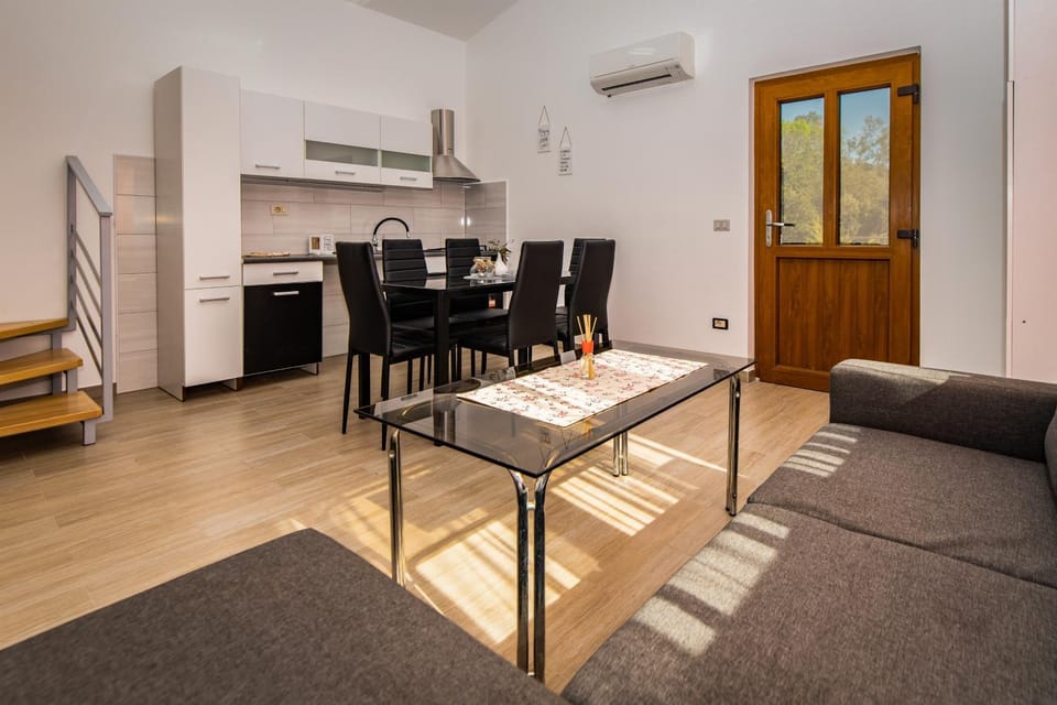Kitchen or kitchenette, Living room, Seating area, Dining area, air conditioner