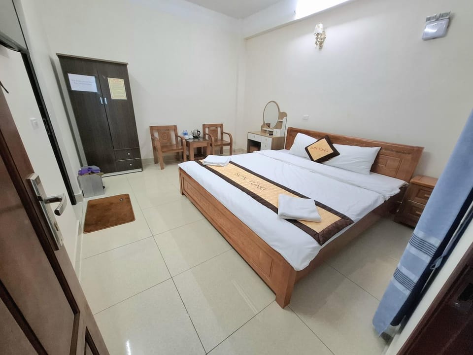 Bed, TV and multimedia, Photo of the whole room, wardrobe